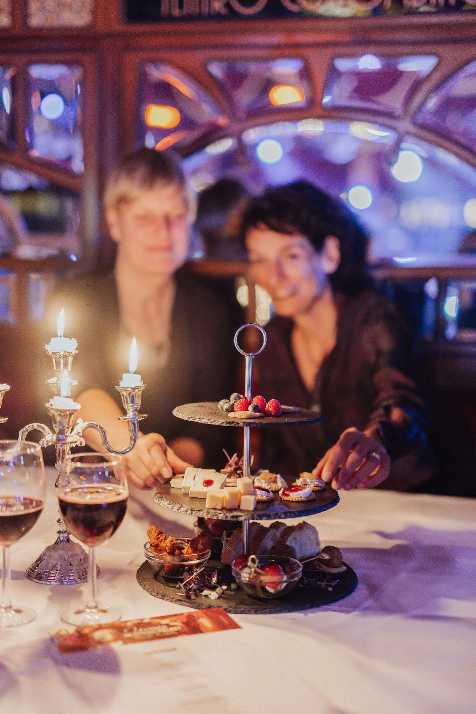 Fingerfood und Kerzen im Spiegelpalast