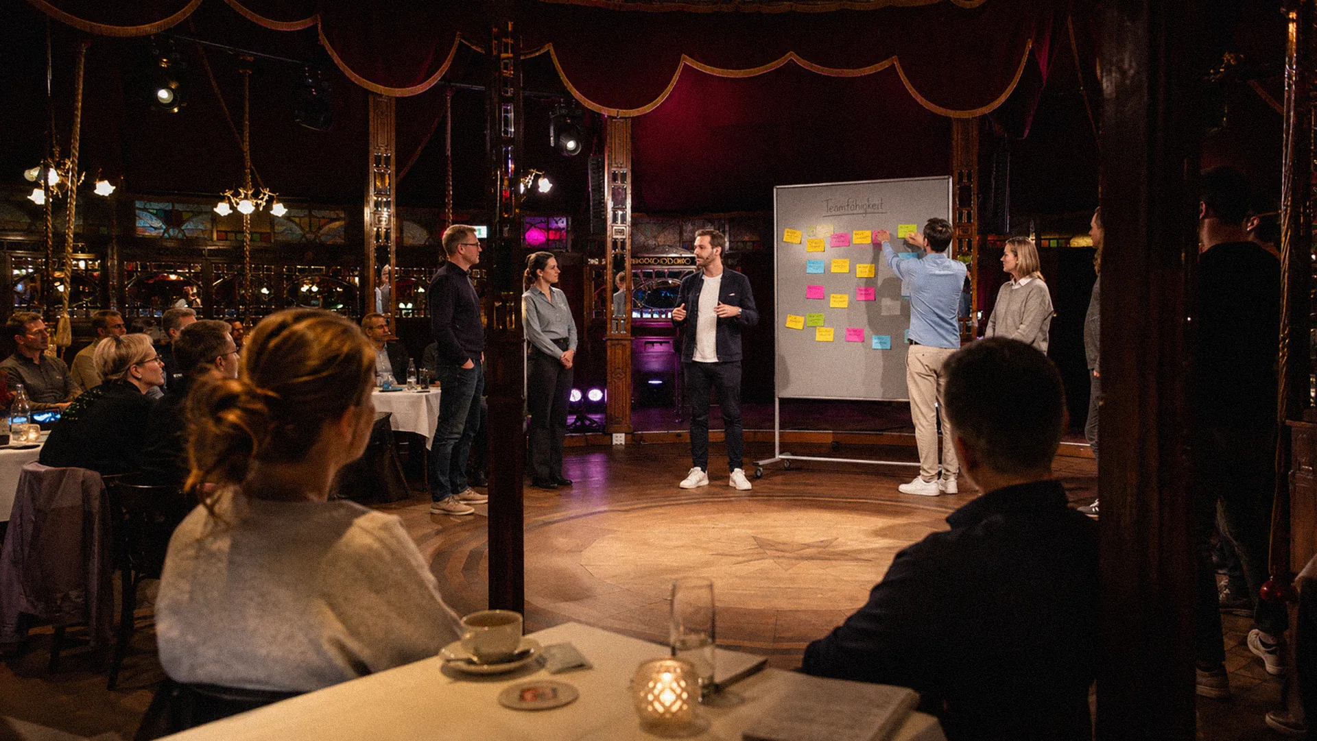 Eten en drinken vormen een aanvulling in Urania Spiegelpalast Köln